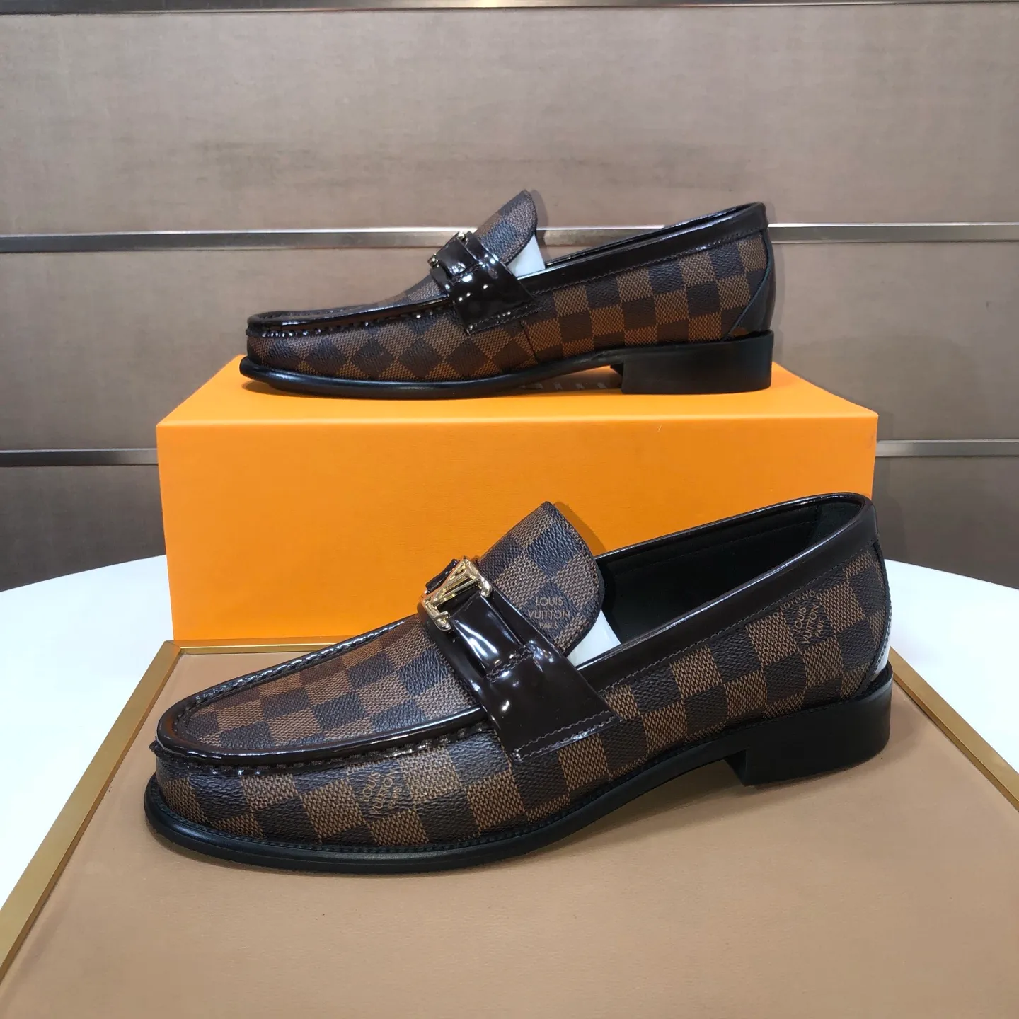 Men's men's shoes💰540💰[LV] (original single cowhide lining)🍀LV's latest genuine leather business suit shoes are available on the official website at the same time. The first-layer cowhide imported from Italy is made of heavy gold, and the official website has a 1:1 rubber outsole. Versatile to wear, high-end without losing class, and the color combination is extraordinary. This four-season style is alluring when worn on your feet, showing off your big-name flair. Standard code 38-45 (45 customized)